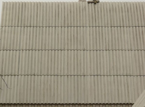 Roof of solid slates with wave-like, grey surface.